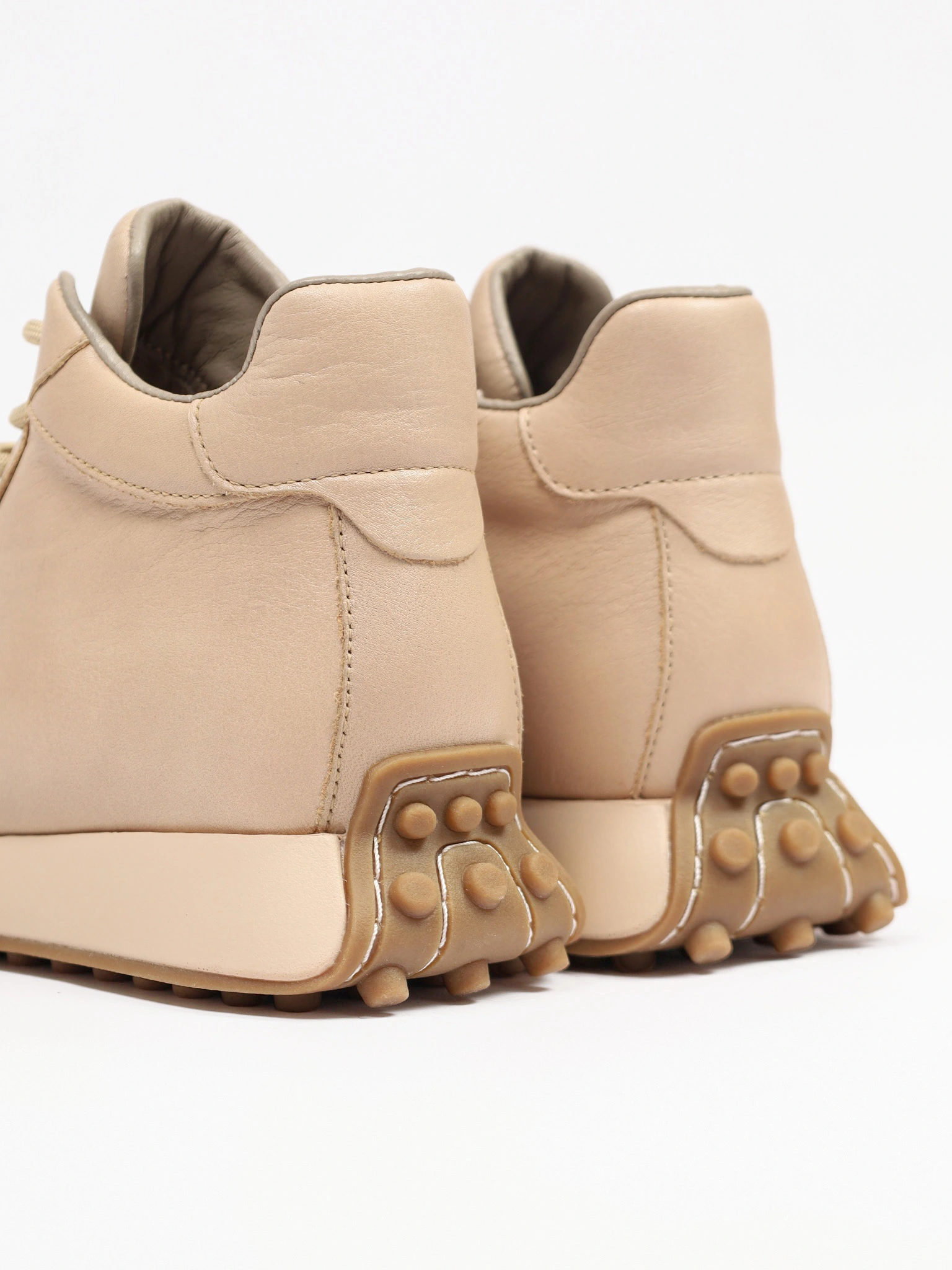 Кроссовки бежевого цвета на рельефной подошве